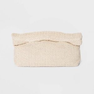 Oversized knit clutch. Zip and magnet closure.